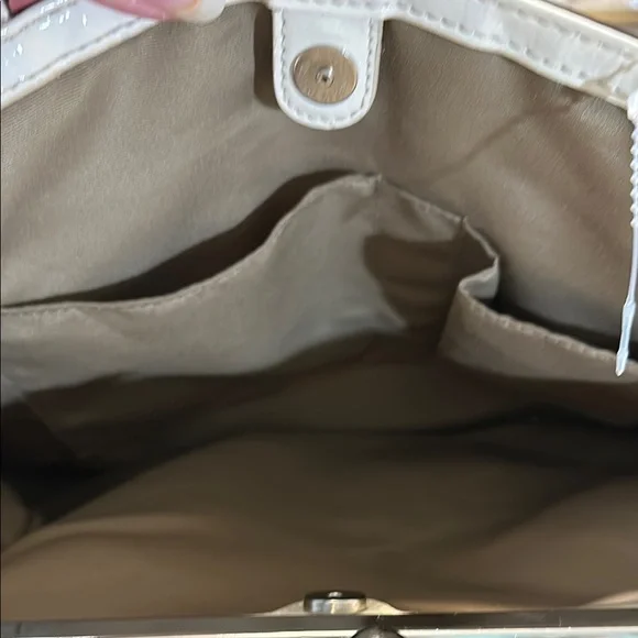 Coach Cream Shoulder Bag with Patterned Design and White Handles - Picture 6 of 10